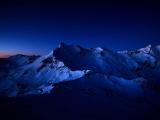 深蓝色雪夜雪山风景