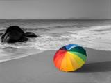 沙滩上的七彩雨伞